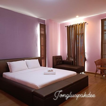 Bed and Breakfast Jong Lux Pak Dee à Uttaradit Extérieur photo