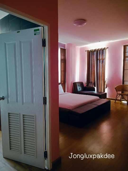 Bed and Breakfast Jong Lux Pak Dee à Uttaradit Extérieur photo